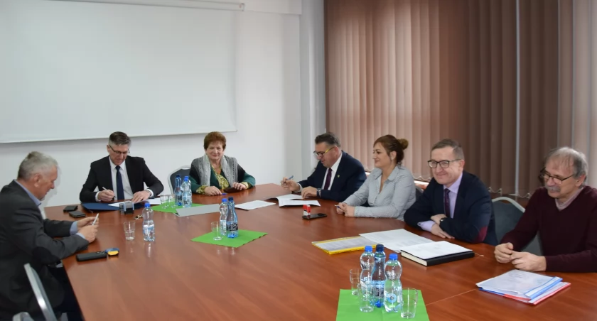 Zdjęcie: podpisywanie umowy w Starostwie Powiatowym w Legnicy 