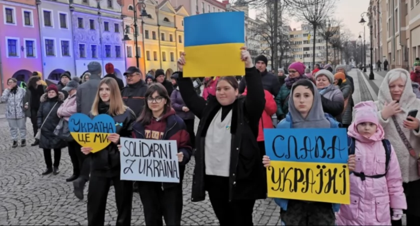 Zdjęcie: Marzec 2022 r. Legniczanie manifestujący solidarność z Ukrainą. Fot. Urząd Miasta w Legnicy