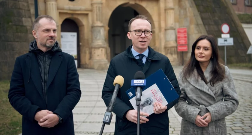 Zdjęcie: Konferencja prasowa kandydatów Koalicji Obywatelskiej w wyborach samorządowych. Od lewej: Jarosław Rabczenko - kandydat z Legnicy do sejmiku Dolnego Śląska; Maciej Kupaj - kandydat na prezydenta Legnicy; Aleksandra Krzeszewska - kandydatka na radną miejską i szefowa komitetu wyborczego Macieja Kupaja. Fot. Aga Jackiewicz. 