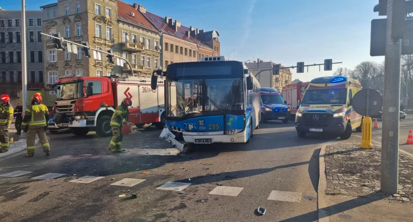 Zdjęcie: wypadek autobusu Fot.:  Komenda Miejska Państwowej Straży Pożarnej w Legnicy