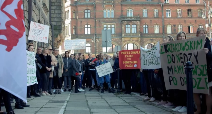 Zdjęcie: Protest pracowników MOPS i DPS w Legnicy w styczniu 2023 r. Fot. Aga Jackiewicz