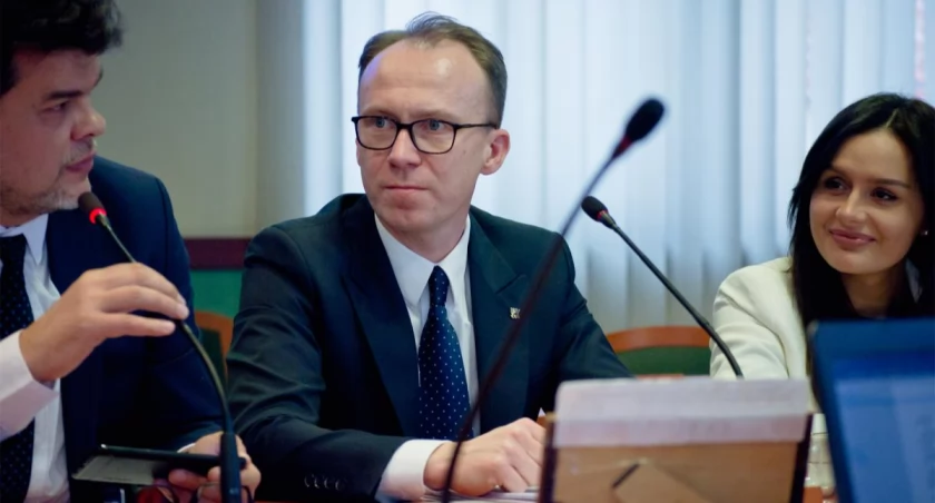 Zdjęcie: Sesja Rady Miejskiej Legnicy. Radni Koalicji Obywatelskiej (od lewej) Piotr Niemiec, Maciej Kupaj, Aleksandra Krzeszewska. Fot. Aga Jackiewicz