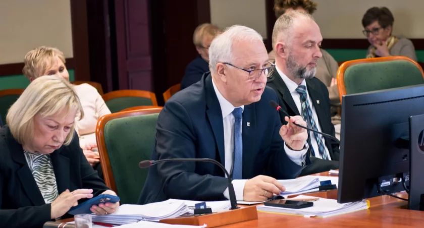 Zdjęcie: Prezydent Tadeusz Krzakowski i jego zastępcy Jadwiga Zienkiewicz oraz Krzysztof Duszkiewicz na lutowej sesji. Fot. Aga Jackiewicz