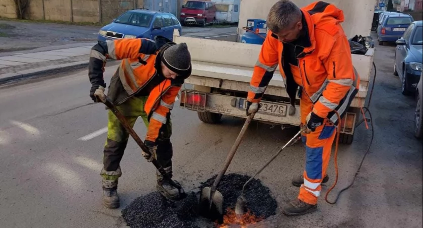 Zdjęcie: Naprawa uszkodzonej nawierzchni asfaltowej. Fot. Zarząd Dróg Miejskich w Legnicy