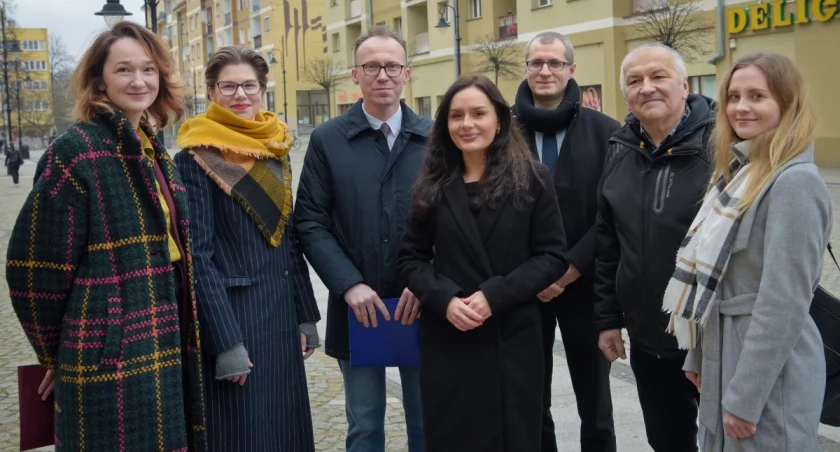Na zdjęciu (od lewej): Anna Mokhtari, Aleksandra Lesiak, Maciej Kupaj, Aleksandra Krzeszewska, Łukasz Gudanowicz, Jerzy Potycz i Laura Mucha. Fot. Aga Jackiewicz