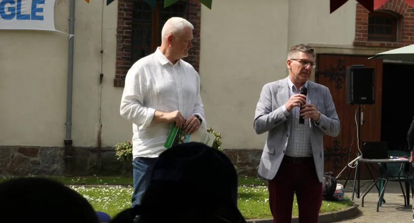 Zdjęcie: Starosta Adam Babuśka z dyrektorem Domu Pomocy Społecznej dla Dorosłych 
