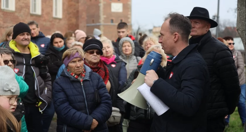 Zdjęcie: Maciej Kupaj, kandydat na prezydenta Legnicy, i przewodnik Roger Piaskowski wśród uczestników wycieczki. Fot. Andrzej Trzeciak