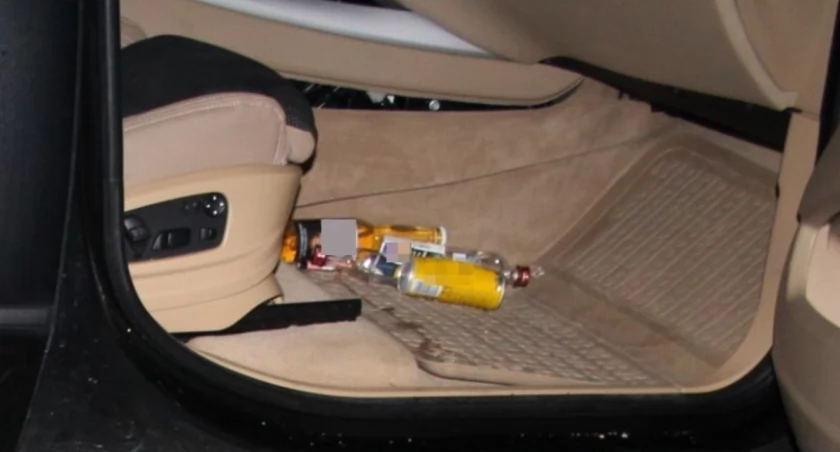 Zdjęcie: alkohol w samochodzie Fot.: KMP w Legnicy