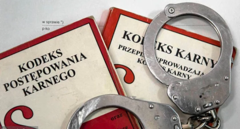 Zdjęcie: kajdanki i kodeks Fot.: KPP w Jaworze