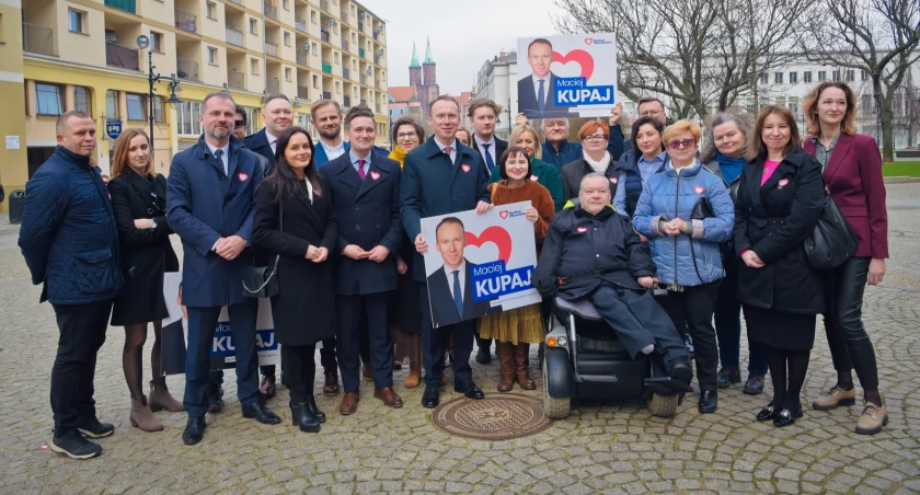 Zdjęcie: Poseł Michał Jaros, kandydat na prezydenta Legnicy Maciej Kupaj i kandydaci KO do samorządów różnych szczebli: gminy Legnica, powiatu legnickiego, sejmiku Dolnego Śląska. Fot. Aga Jackiewicz