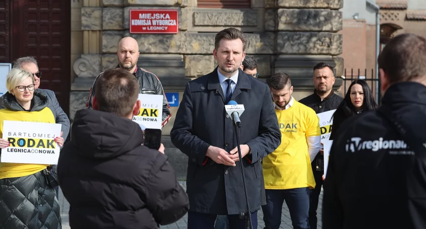 Zdjęcie: Bartłomiej Rodak, kandydat komitetu Legnica Od Nowa na prezydenta Legnicy i jego drużyna. Fot. Andrzej Trzeciak