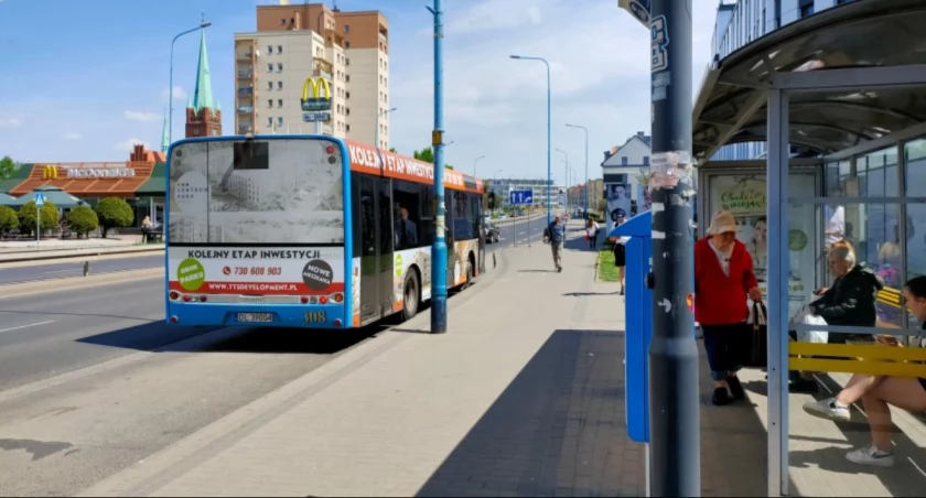 Zdjęcie: Przystanek komunikacji miejskiej w Legnicy. 