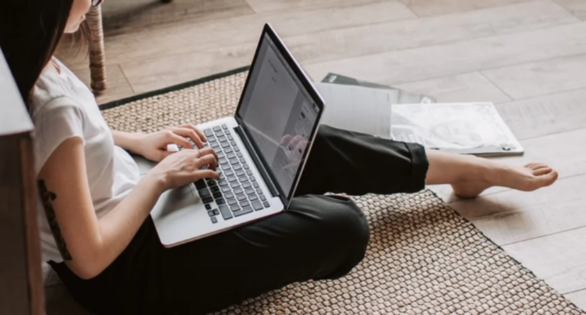 Zdjęcie ilustracyjne: Dziewczyna przy laptopie. Fot. Pixabay