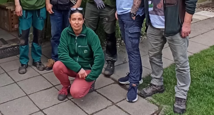 Zdjęcie: Ewa Zgrabczyńska, dyrektor Ogrodu Zoologicznego w Poznaniu, podczas interwencji w Legnicy; źródło: oficjalna strona ZOO Poznań