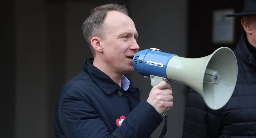 Zdjęcie: Maciej Kupaj, kandydat na prezydenta Legnicy podczas wycieczki po Zamku Piastowskim. Fot. Andrzej Trzeciak