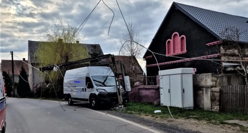 Zdjęcie: Zderzenie busa ze słupem energetycznym w Szczytnikachnad Kaczawą. Fot. Komenda Miejska Policji w Legnicy.