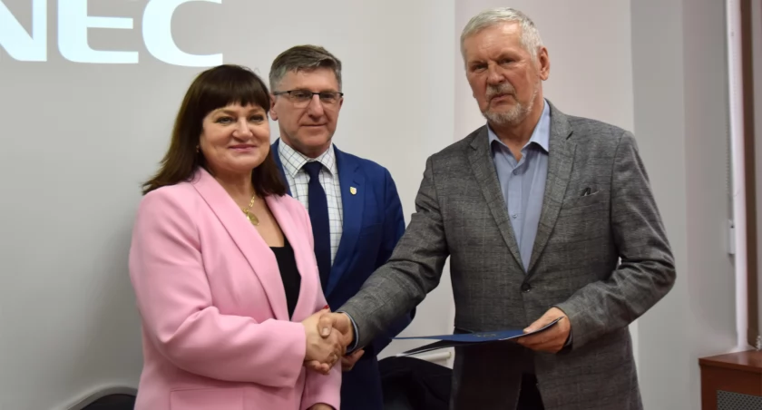 Zdjęcie: podpisanie umowy w Starostwie Powiatowym  Fot.: Starostwo Powiatowe