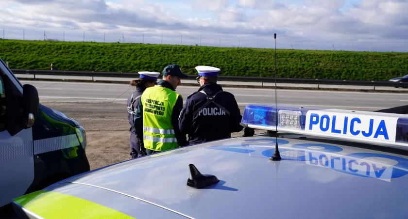 Zdjęcie: policjanci pracujący przy drodze  Fot.: Dolnośląska Policja 