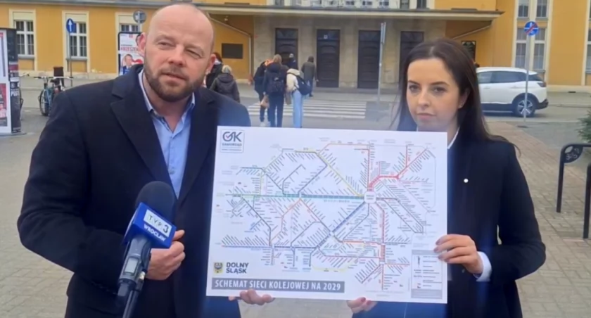 Zdjęcie: Patryk Wild i Iwona Budych ze schematem sieci kolejowych na rok 2029.