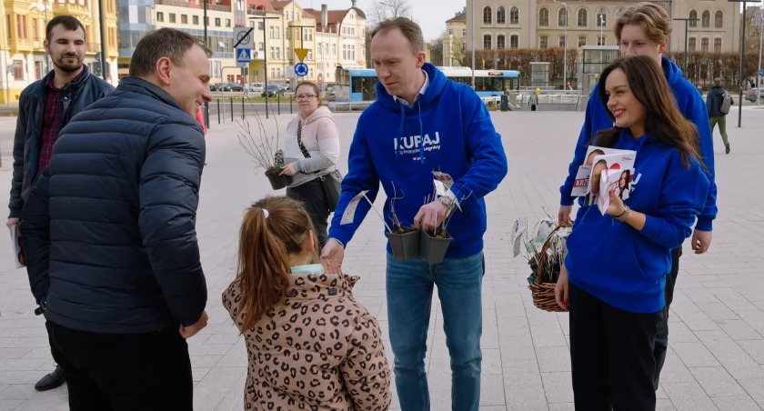 Zdjęcie: Maciej Kupaj, kandydat na prezydenta Legnicy, rozdawał sadzonki legniczanom. Fot. Aga Jackiewicz