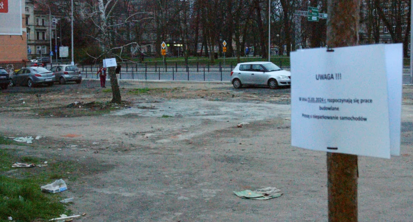 Zdjęcie: Działka przy ul. Pocztowej, na której stanie stacja paliw. Fot. Piotr Kanikowski