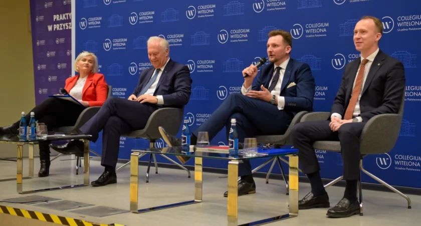 Zdjęcie: Debata wyborcza w Collegium Witelona. Od lewej: Joanna Śliwińska-Łokaj, Tadeusz Krzakowski, Bartłomiej Rodak, Maciej Kupaj. Fot. Aga Jackiewicz 