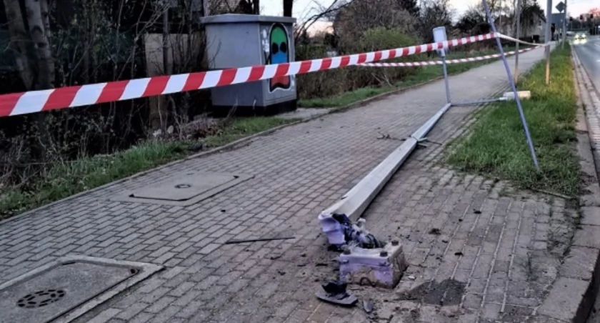 Zdjęcie: uszkodzony słup oświetleniowy Fot.: KMP