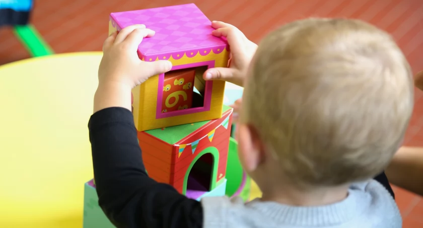 Zdjęcie: dziecko bawiące się klockami 