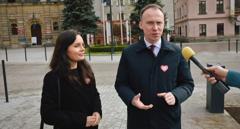 Zdjęcie: Radna Aleksandra Krzeszewska i Maciej Kupaj, kandydat Koalicji Obywatelskiej na prezydenta Legnicy. Fot. Aga Jackiewicz