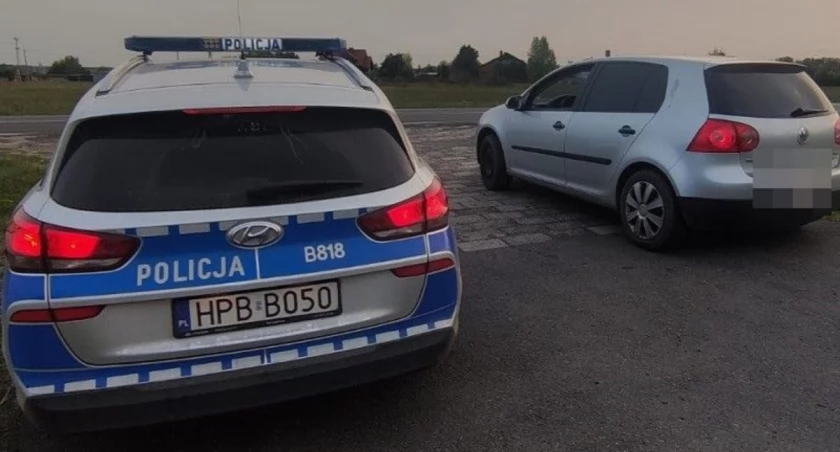 Zdjęcie: radiowóz i zatrzymany samochód Fot.:KMP