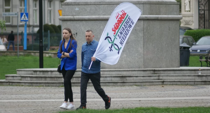 Zdjęcie: Mariusz Kwietniowski, przewodniczący NSZZ Solidarność w Viessmann Technika Grzewcza Sp. z o.o. w Legnicy, idzie na rozprawę sądową. Fot. Piotr Kanikowski