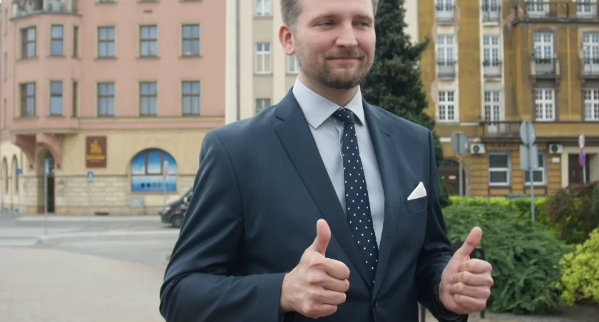 Zdjęcie: Bartłomiej Rodak, kandydat KWW Legnica Od Nowa na prezydenta Legnicy w wyborach samorządowych 7 kwietnia 2024 r. Fot. Piotr Kanikowski