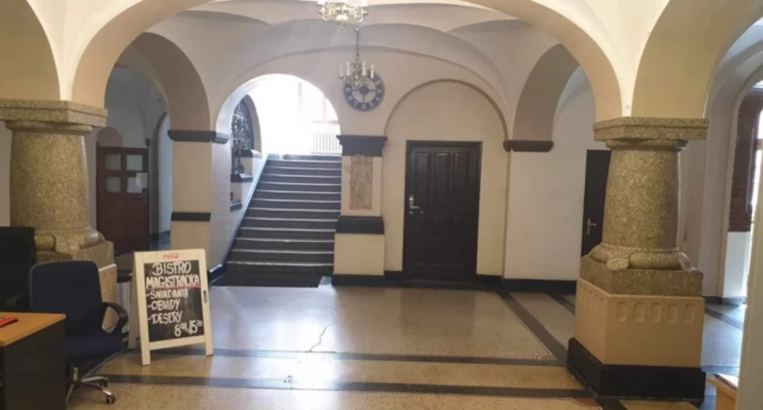 Zdjęcie: wejście do Urzędu Miasta Fot.: Andrzej Trzeciak
