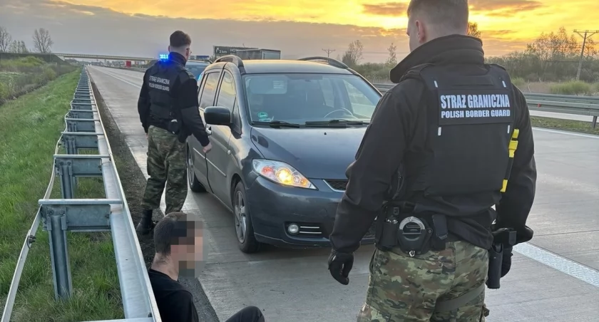 Zdjęcie: Zatrzymanie przemytnika na autostradzie. Źródło: Nadodrzański Oddział Straży Granicznej.