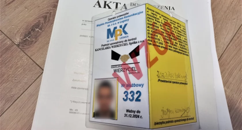 Zdjęcie: podrobiona legitymacja kontrolera MPK  Fot.: KMP