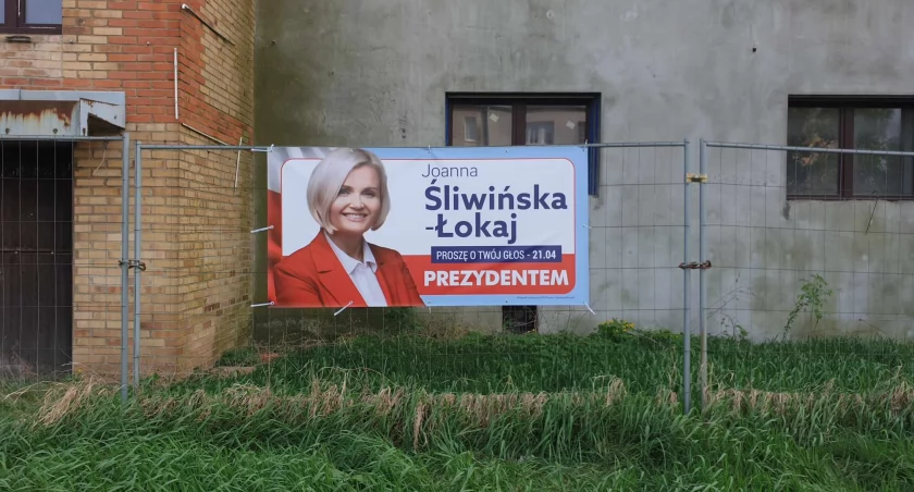 Zdęcie: Nowy baner Joanny Śliwińskiej-Łokaj, bez logo PiS-u. Fot. Andrzej Trzeciak