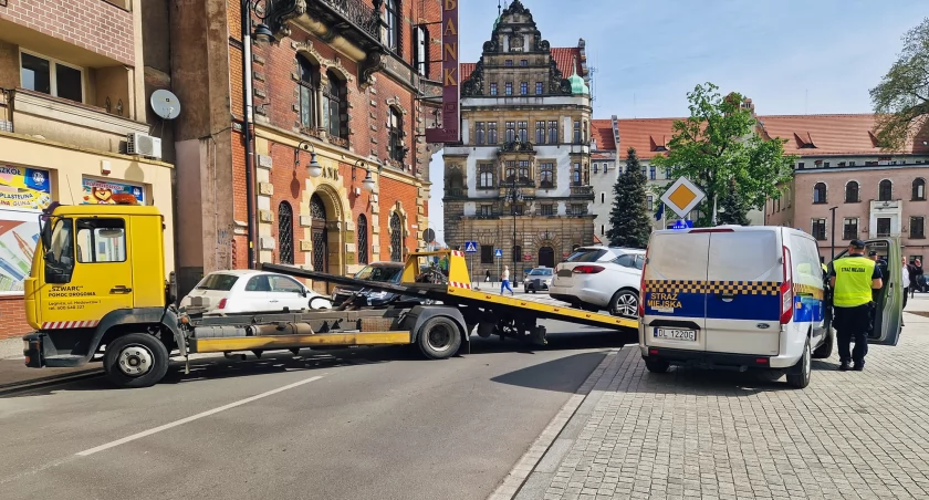 Zdjęcie: samochód zabierany z placu Słowiańskiego Fot.: Straż Miejska Legnica/galeria: Aga Jackiewicz