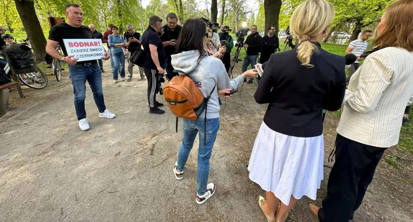 Zdjęcie: Arkadiusz Lewandowski protestuje na konferencji prasowej Izabeli Bodnar. Źródło: X/ Izabela Bodnar