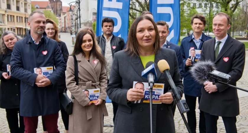 Zdjęcie: Wicemarszałek Sejmu Monika Wielichowska. W tle (od lewej) Radosława Janowska-Lascar, Jarosław Rabczenko, Anna Mokhtrari, Aleksandra Krzeszewska, Piotr Niemiec, Michał Jaros, Maciej Kuapaj. Fot. Aga Jackiewicz