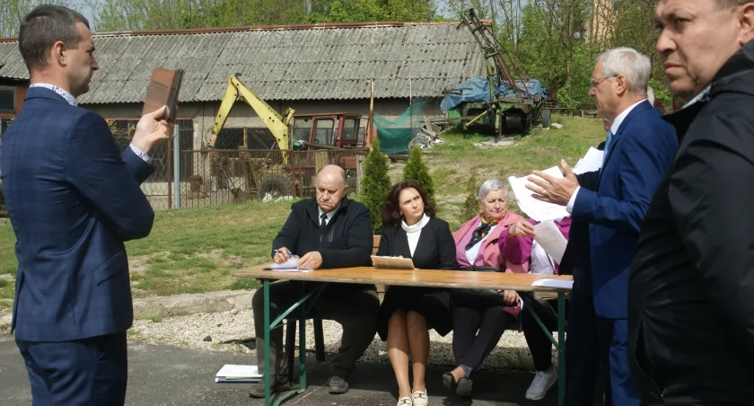 Zdjęcie: Obradują radni w Zagrodnie: (od lewej) Bartosz Kunecki, Walenty Luszniewski, Anna Senko, Halina Pawlus, Stanisław Olechowski, Piotr Siwak. Fot. Piotr Kanikowski