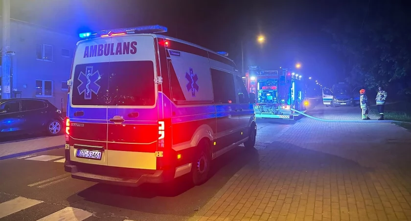 Zdjęcie: Karetka pogotowia i wóz strażacki w miejscu pożaru. Fot. Komenda Wojewódzka Policji we Wrocławiu. 