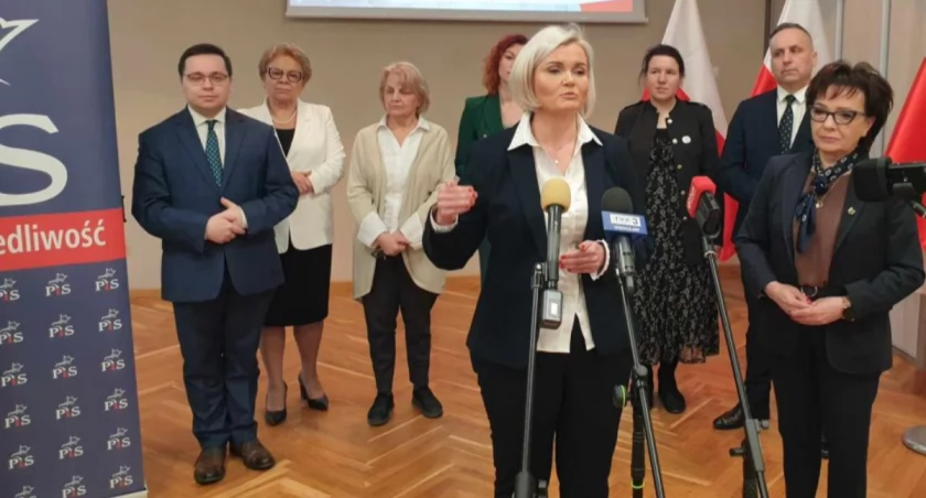 Zdjęcie: 20 lutego 2022 r. Joanna Śliwinska-Łokaj podczas ogłoszenia kandydatki Prawa i Sprawiedliwości na prezydenta Legnicy. Fot. Andrzej Trzeciak