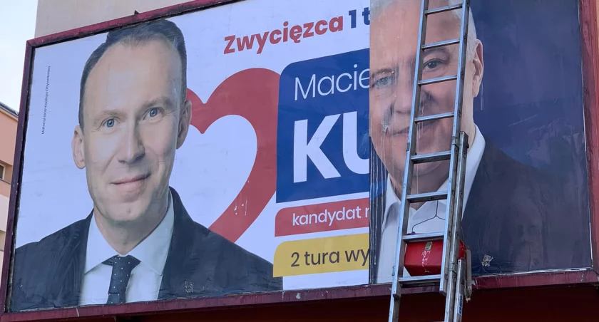 Zdjęcie: Wieszanie bilbordu Macieja Kupaja przed II turą wyborów w Legnicy. Fot. Radosława Janowska-Lascar (dziękujemy!)