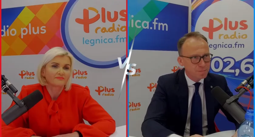 Zdjęcie Kandydatka PiS na prezydenta Legnicy Joanna Śliwińska-Łokaj i kandydat KO na prezydenta Legnicy Maciej Kupaj podczas debaty w studiu Radia Plus Legnica. 