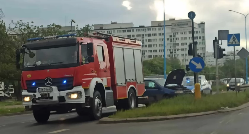 Zdjęcie: Fiat punto i wozy służb na ul. Piłsudskiego w Legnicy. Zdjęcie nadesłane przez Czytelnika (dziękujemy!).