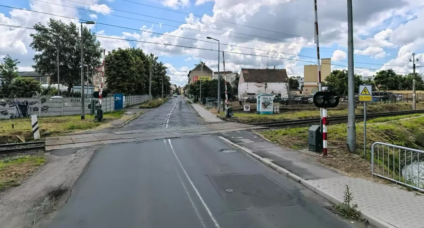 Zdjęcie: przejazd kolejowy w Legnicy