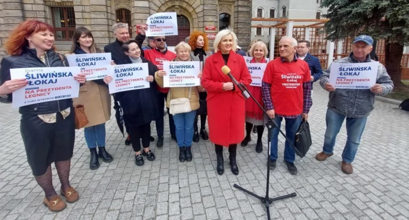 Zdjęcie: Konferencja prasowa Joanny Śliwińskiej-Łokaj, kandydatki PiS na prezydenta Legnicy. Źródło: Facbook.pl/ Joanna Śliwińska-Łokaj