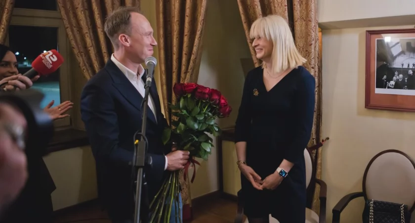 Zdjęcie: Maciej Kupaj, prezydent elekt Legnicy, i jego żona Karolina podczas wieczoru wyborczego. Fot. Aga Jackiewicz 