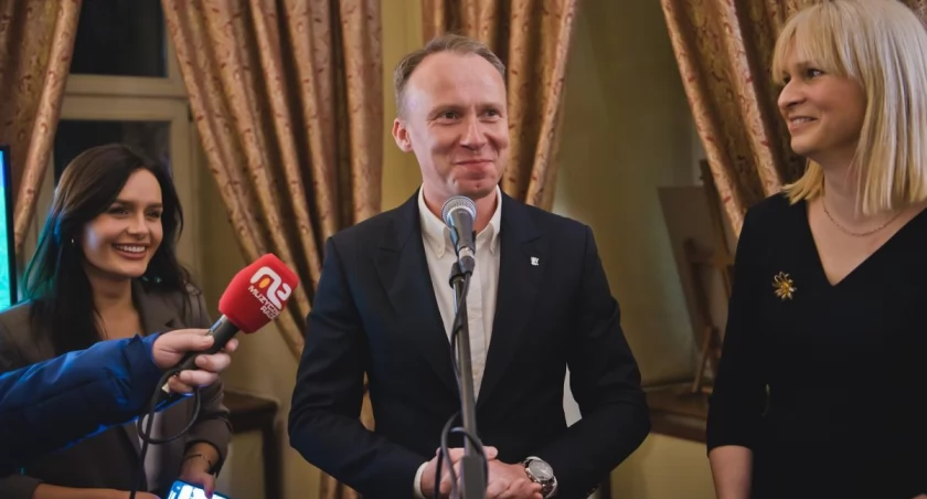 Zdjęcie: (od lewej) Aleksandra Krzeszewska, Maciej Kupaj i jego żona Karolina. Fot. Aga Jackiewicz