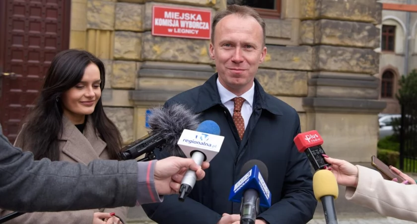 Zdjęcie: Maciej Kupaj, prezydent elekt Legnicy, na konferencji prasowej po wyborach. W tle Aleksandra Krzeszewska, przyszła wiceprezydent Legnicy. Fot. Aga Jackiewicz.